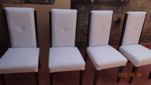 SILLA DE PIEL BLANCA, MOLDURA CHOCOLATE AL COSTADO.