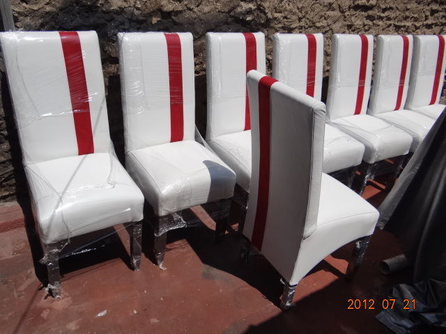 SILLA PIEL BLANCA CON FRANJA ROJA.