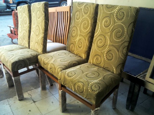 SILLA CON SUED BORDADO.