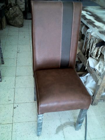 SILLA TAPIZADA EN FLOTER CAOBA Y FRANJA EN SUEDE.